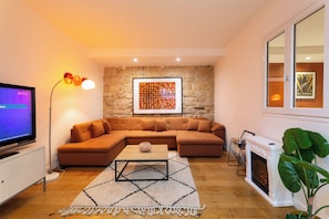 Salon avec TV - Living room and TV