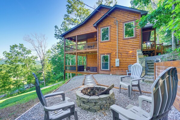 Sevierville Vacation Rental | 3BR | 3.5BA | 2,500 Sq Ft | Stairs to Enter