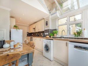 Kitchen/diner | The Mill Lodge, Malmesbury