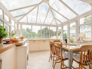 Kitchen/diner | The Mill Lodge, Malmesbury