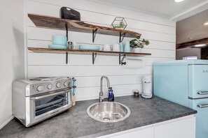 This kitchenette comes with air fryer, toaster and coffee maker. Dishes and some cookware provided.