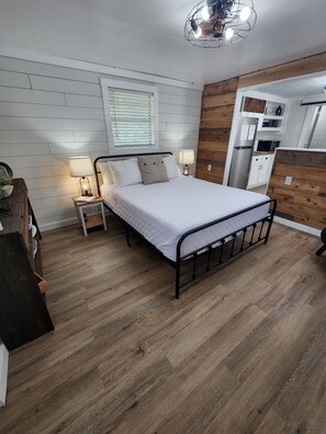 Queen bed.  Shelf was replaced with dresser. See other photos
