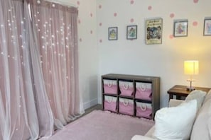 Extra sitting area nook with couch perfect for kids or relaxing/working located off of living room.