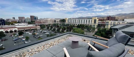 Sky Deck Panorama: Experience Breathtaking Views from the 7th Floor - Foothills and Downtown in One Glorious Sweep! #CloudStays