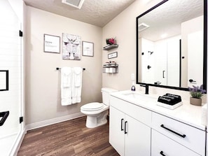#CloudStays Sleek and Inviting Bathroom: Your Personal Spa Retreat Awaits!