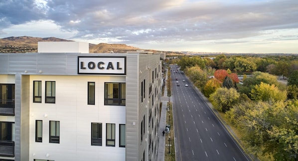 #CloudStays Sky Deck Panorama: Experience Breathtaking Views from the 7th Floor - Foothills and Downtown in One Glorious Sweep!