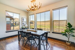 Dining Area | Dishes & Flatware Provided | Golf Course Views