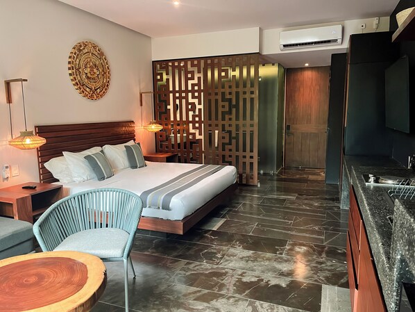 Open plan with cosy kingsize bed.