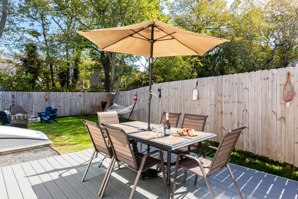 Step into our inviting outdoor dining space, designed to accommodate six people. Experience the perfect setting for delightful gatherings and shared meals al fresco!