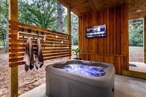 Outdoor spa tub
