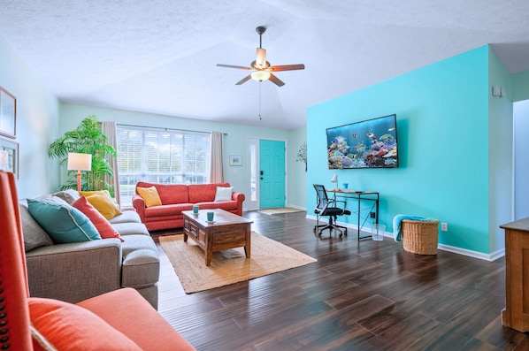 Vaulted ceilings, wide ceiling fan, 65" SMART TV, sleeper sofa, voilà!