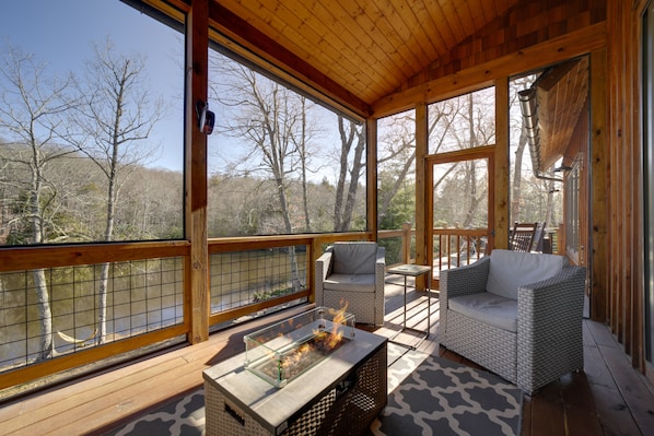 Glenville Vacation Rental | 3BR | 3.5BA | Steps Required | 2,470 Sq Ft