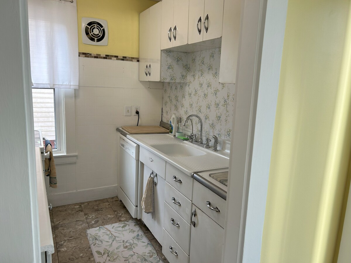 Cozy two bedroom house in the heart of Gloucester