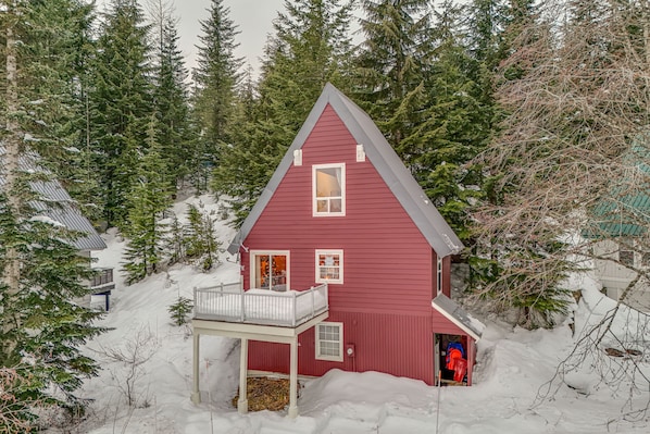 Snoqualmie Pass Vacation Rental | 2BR | 2BA | Stairs Required | 1,100 Sq Ft