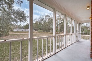 Screened Porch | Free WiFi