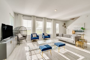 Living Room | Free WiFi | Central A/C & Heat