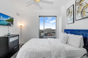 Secondary bedroom, Queen size bed