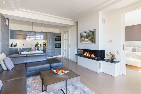 Wohnzimmer mit Kamin