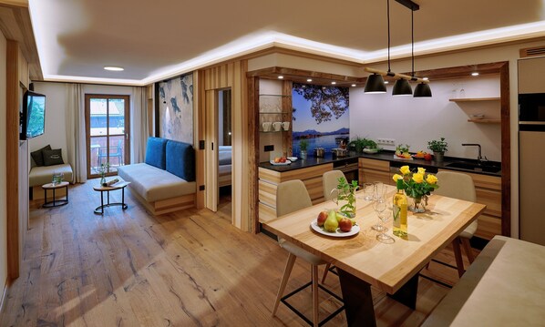 Ferienwohnung Alz, 1-5Pers., 2 sep. SZ, 1.OG, Balkon mit Chiemseeblick-offener Wohn-Essbereich mit Zugang zum Balkon