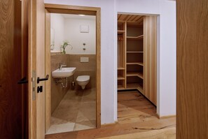 Ferienwohnung Alz, 1-5Pers., 2 sep. SZ, 1.OG, Balkon mit Chiemseeblick-Gästebad und begehbare Gaderobe