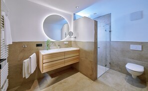 Ferienwohnung Alz, 1-5Pers., 2 sep. SZ, 1.OG, Balkon mit Chiemseeblick-Badezimmer mit bodentiefer Dusche
