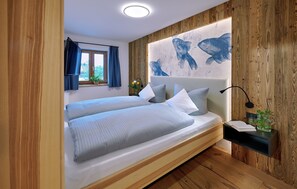 Ferienwohnung Alz, 1-5Pers., 2 sep. SZ, 1.OG, Balkon mit Chiemseeblick-Schlafzimmer 1 mit Doppelbett