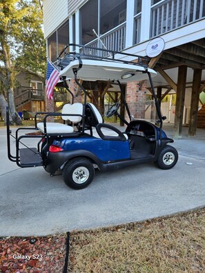 Rolling into relaxation! 🏖️ Our complimentary 4-passenger golf cart is your ticket to beachy bliss. Cruise to the shore or explore the town in style - the wheels are yours to wander!