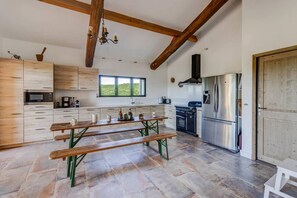 Fully equipped kitchen + Table with bench