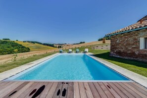 Swimming pool 10x4m - Deckchairs - Terrace with dining table + garden furniture - Charcoal barbecue 
