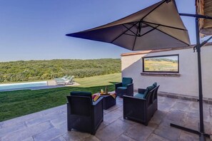 Terrace with dining table + garden furniture - Charcoal barbecue - Swimming pool 10x4m - Deckchairs