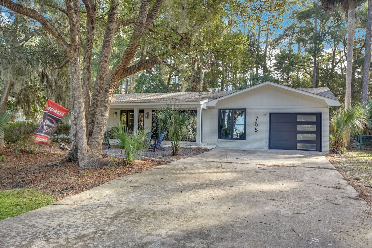 Best Sunset in the Golden Isles. Very Hip Retreat Home with Pool Table