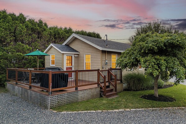 Overlook Cottage- Spacious Deck