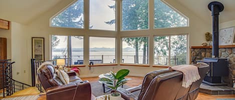 Everett Vacation Rental | 3BR + Loft | 2.5BA | 1,897 Sq Ft | Stairs Required