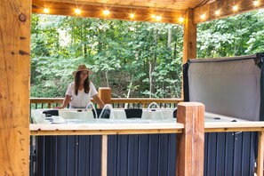 Enjoy the tall pines view from a luxurious hot tub!!
