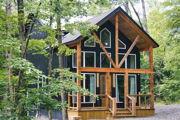 Cabin by the pond!! Pond access in 100 steps!