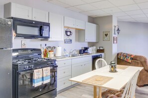 Kitchen | Equipped w/ Cooking Basics