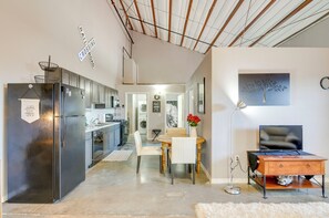 Kitchen & Dining Area | Fully Equipped w/ Cooking Basics