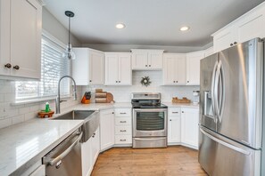 Kitchen | Stainless Steel Appliances w/ Dishwasher | Free WiFi