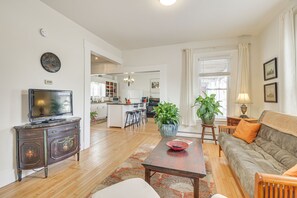 Living Room | Free WiFi | Smart TV | Queen Futon w/ Premiere Mattress