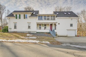Shared Driveway (2 Vehicles) | Free Street Parking | RVs & Trailers Allowed