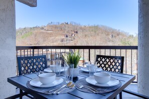 Deck | Outdoor Dining Table