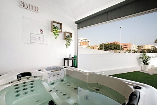 Outdoor spa tub