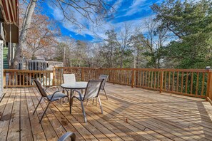 Deck | Outdoor Dining Area