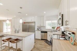 Kitchen | Single-Story House | In-Unit Laundry | 12 Mi to Old Town Scottsdale