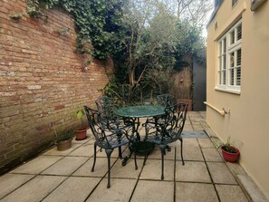 Private patio garden with outside seating & dining area.