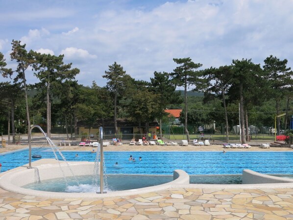 L'Eau, Ciel, Nuage, Piscine, Bleu Azur, Arbre, Mobilier De Jardin, Ombre, Loisir, Ville Resort