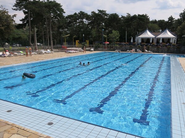 Wasser, Schwimmbad, Wolke, Himmel, Freizeit, Fussboden, Sportausrüstung, Rechteck