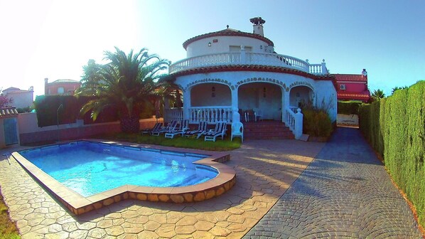 Building Exterior, Main, Outdoor, Pool