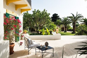 Autumn, Balcony / Terrace / Patio, Building Exterior, Garden, Outdoor, Spring, Summer