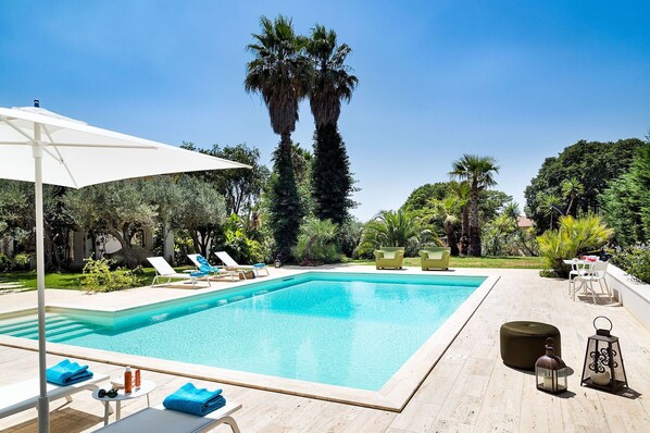Autumn, Balcony / Terrace / Patio, Building Exterior, Garden, Outdoor, Pool, Spring, Summer